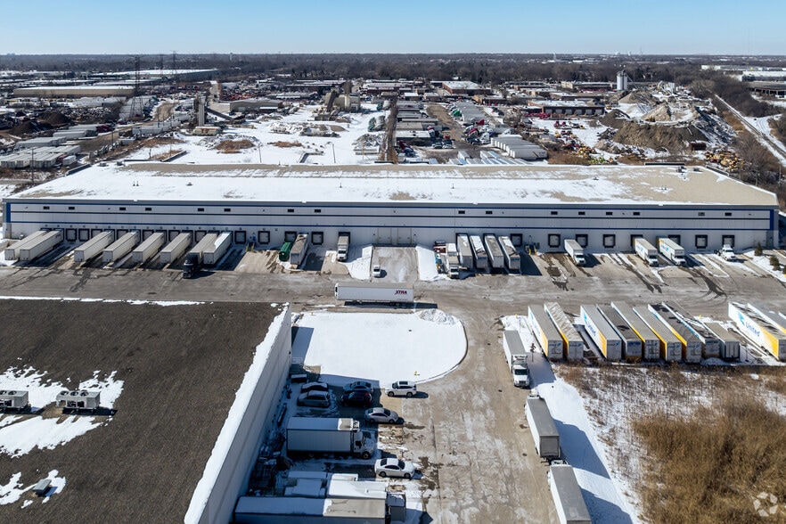 More Photos Of 1307 N Lombard Rd, Lombard Warehouse For Lease