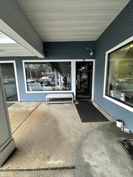 More Photos Of 170 Flanders Rd, Niantic Storefront For Lease