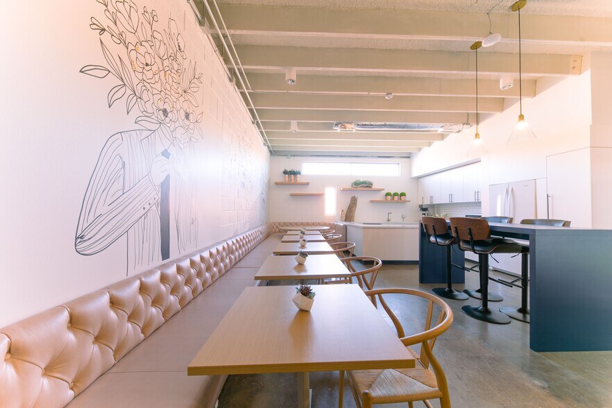 More Photos Of 2403 Farrington St, Dallas Office For Lease