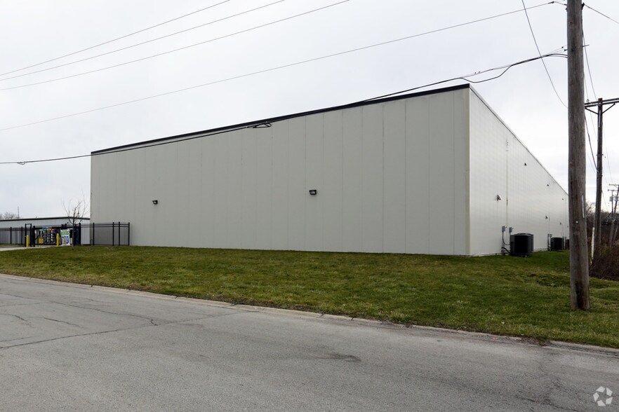 More Photos Of 16650 Albany Ave, Markham Self Storage For Lease