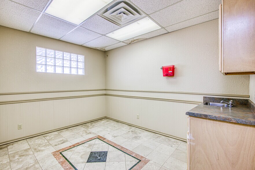More Photos Of 361 Vinton Rd, Anthony Medical For Lease