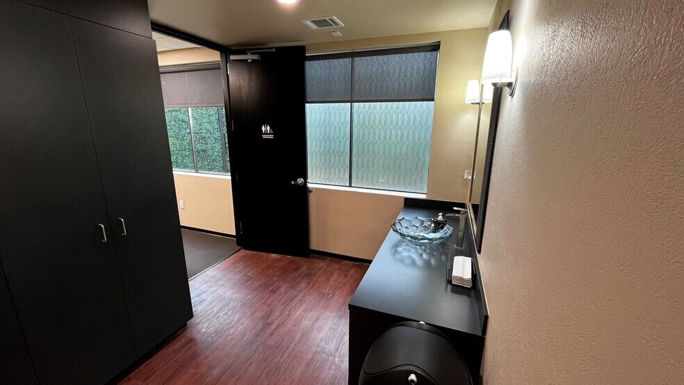 More Photos Of 2503 South Blvd, Houston Office For Sale