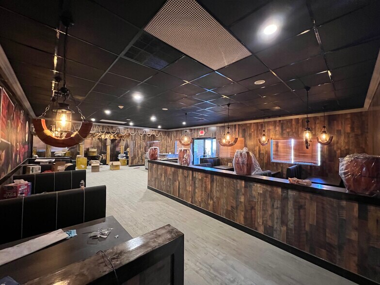 More Photos Of 628 Arena Dr, Hamilton Restaurant For Sale