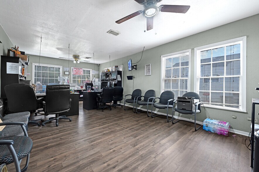 More Photos Of 1710 Cypress Creek Pkwy, Houston Office For Sale