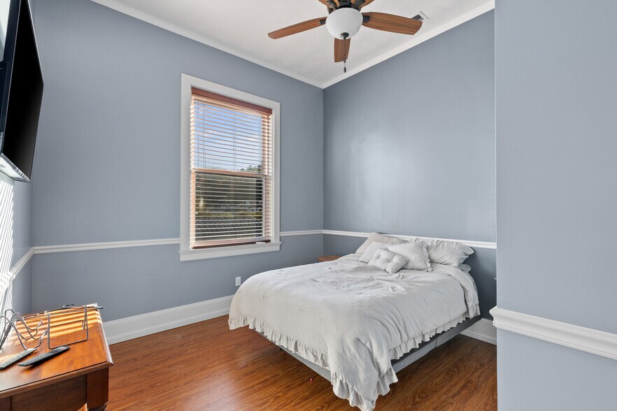 More Photos Of 2200 Union St, Bellaire Warehouse For Sale