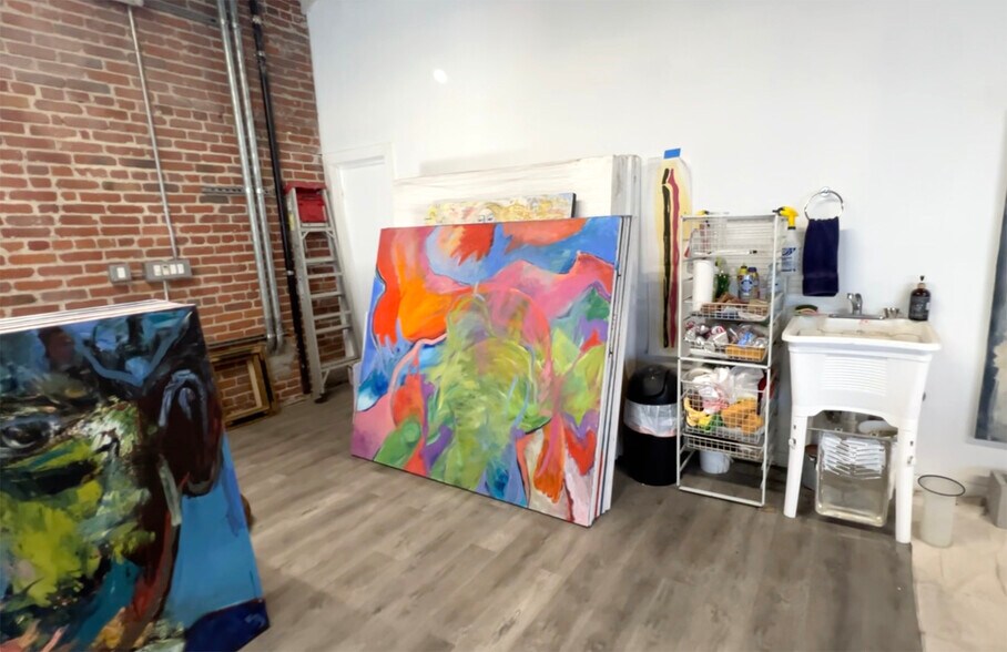 More Photos Of 1547-1555 Venice Blvd, Los Angeles Showroom For Lease