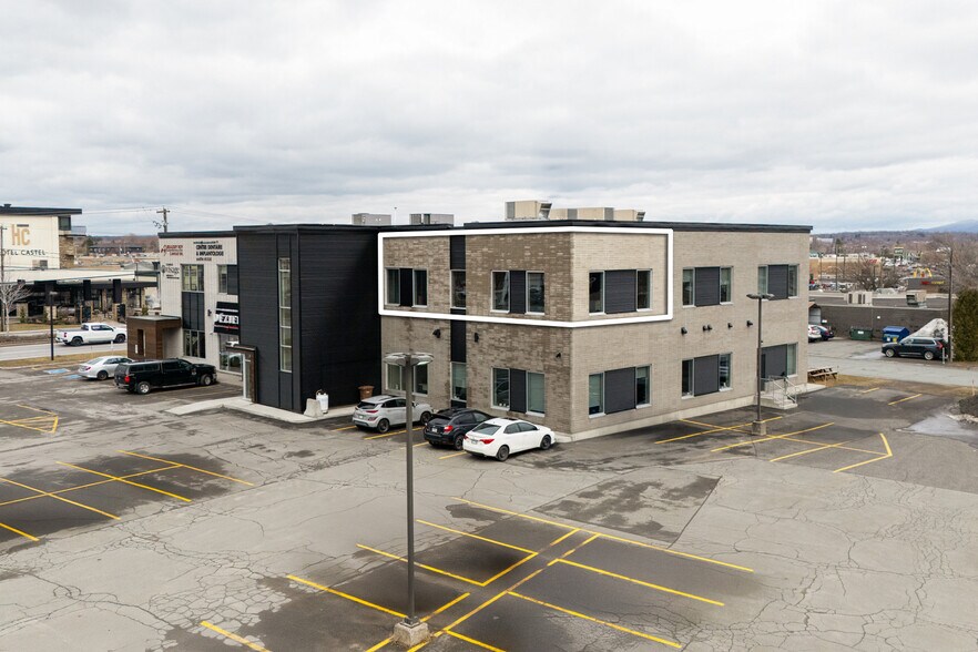 Primary Photo Of 906 Rue Principale, Granby Office For Lease