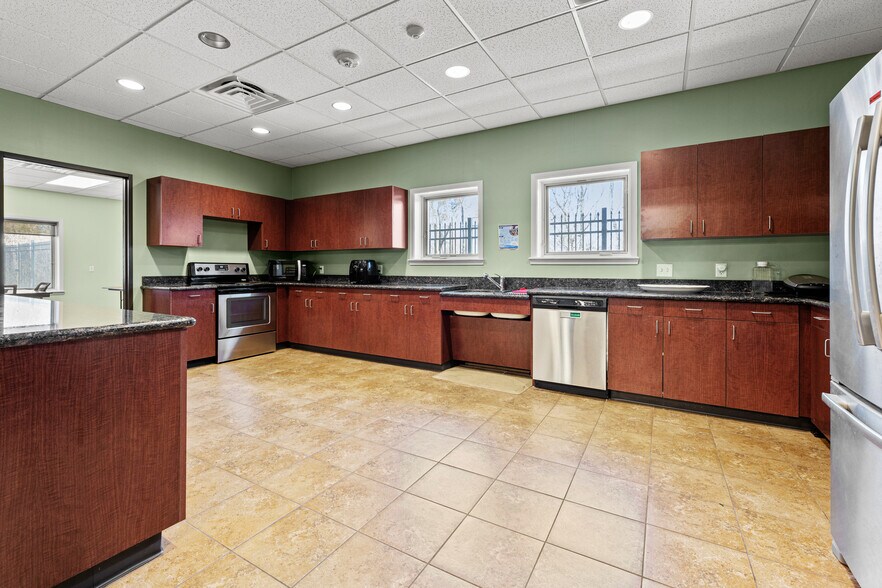 More Photos Of 1271 Rayford Bnd, Spring Light Manufacturing For Sale