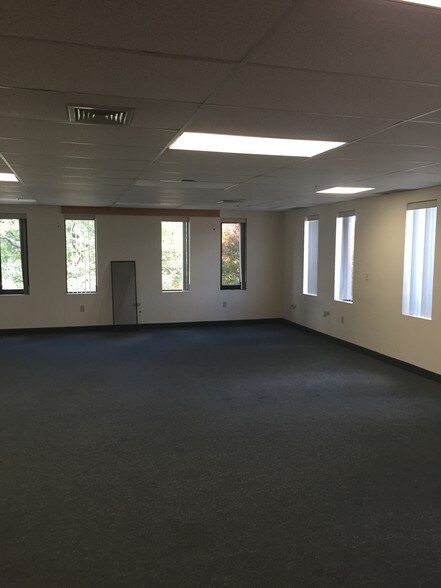 More Photos Of 905 Turnpike St, Canton Flex For Lease