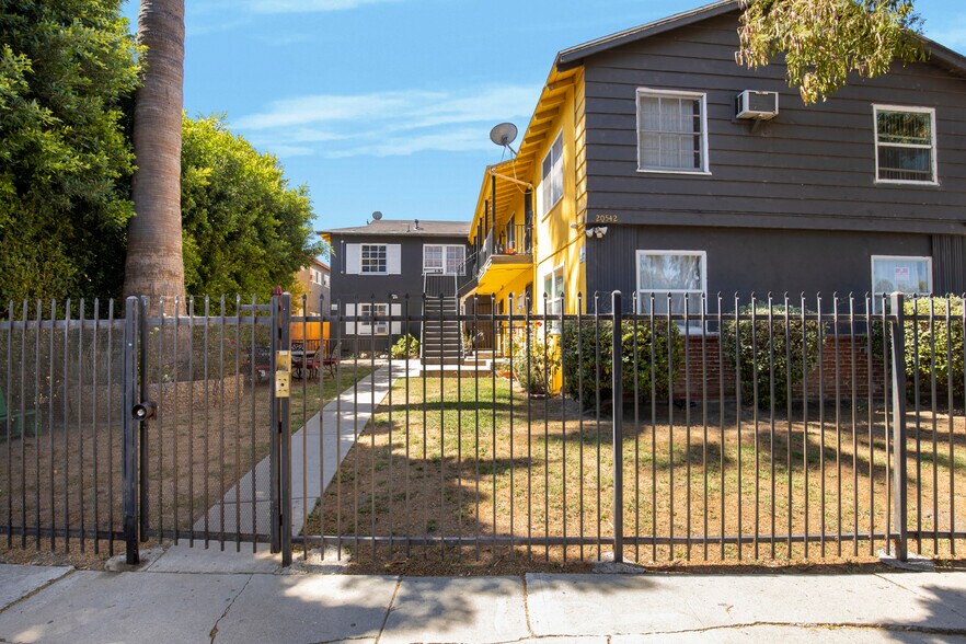 More Photos Of 20542 Hartland St, Winnetka Apartments For Sale