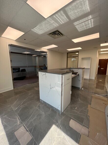 Primary Photo Of 321-335 Boul Saint-Martin O, Laval Storefront Retail Office For Lease