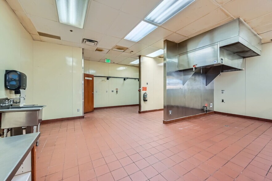 More Photos Of 9846 Zenith Meridian Dr, Englewood Restaurant For Sale