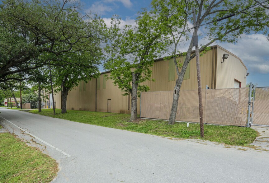 Primary Photo Of 5101 Maxie St, Houston Manufacturing For Lease
