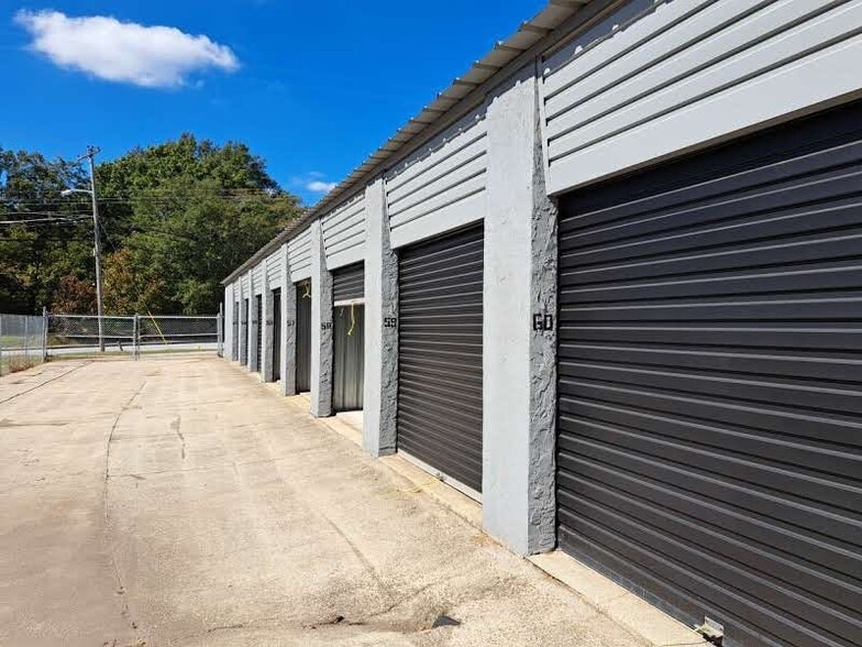 Primary Photo Of 220 Bay St, Fairburn Self Storage For Sale