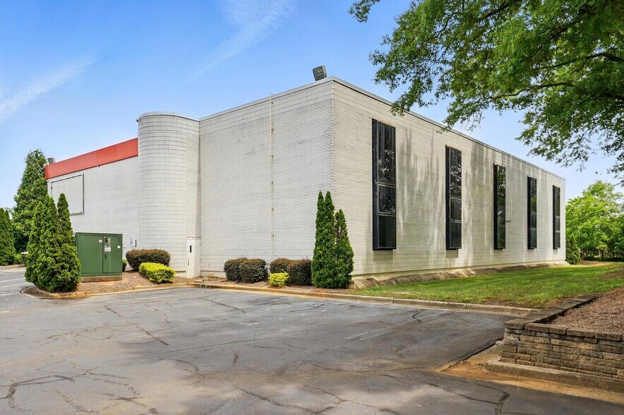 More Photos Of 8030 Arrowridge Blvd, Charlotte Office For Sale