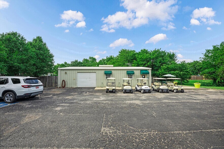 More Photos Of 355 E Pebble Creek Ter, Mustang Sports And Entertainment For Sale