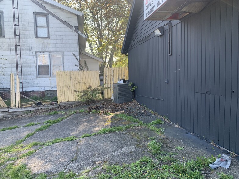 More Photos Of 233 Lexington Ave, Mansfield Convenience Store For Sale