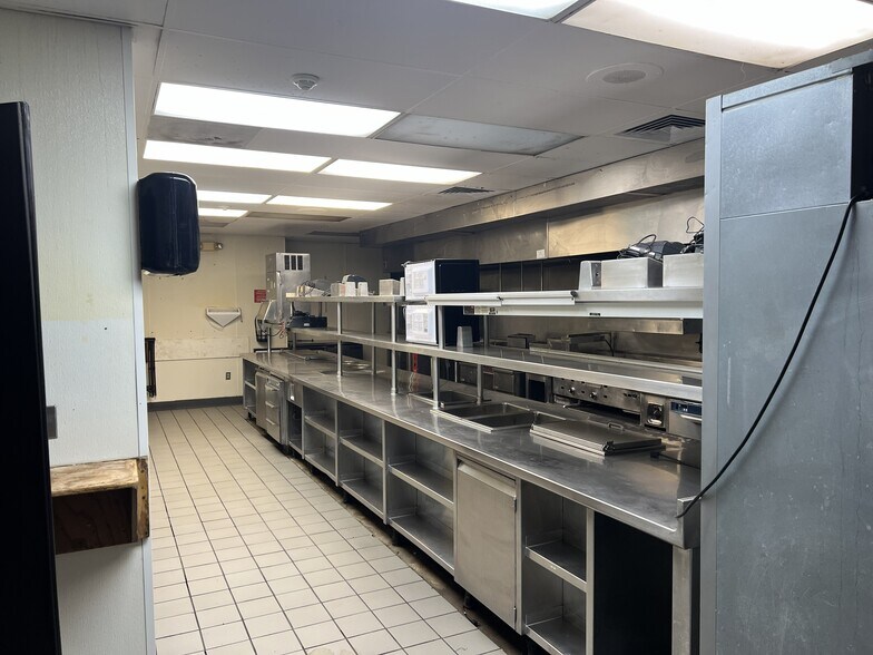 More Photos Of 4700 W Locust St, Rogers Restaurant For Lease