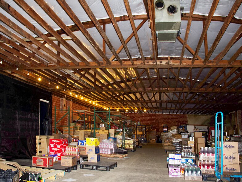 More Photos Of 405 N 1st St, Woodburn Storefront For Lease