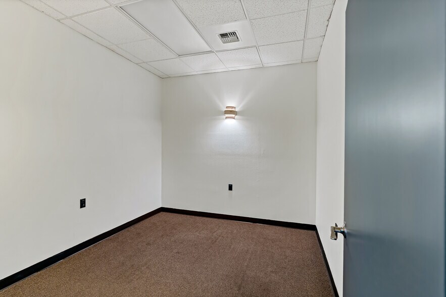 More Photos Of 2501 Racquet Ln, Yakima Health Club For Lease