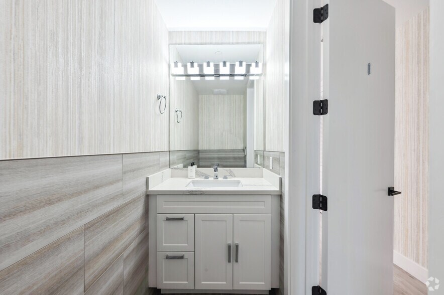 More Photos Of 137 N Doheny Dr, West Hollywood Apartments For Sale