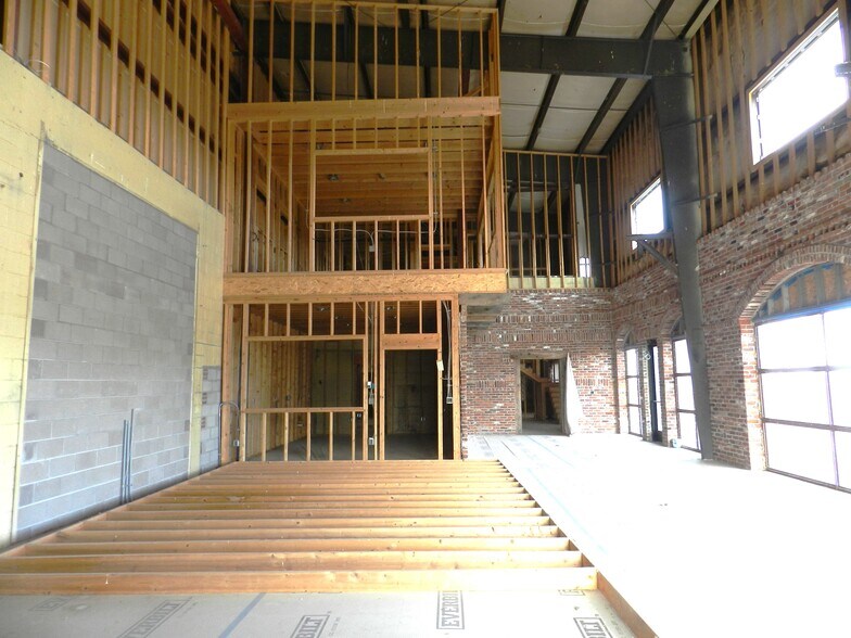 More Photos Of 2520 N River Rd, Olathe Warehouse For Sale