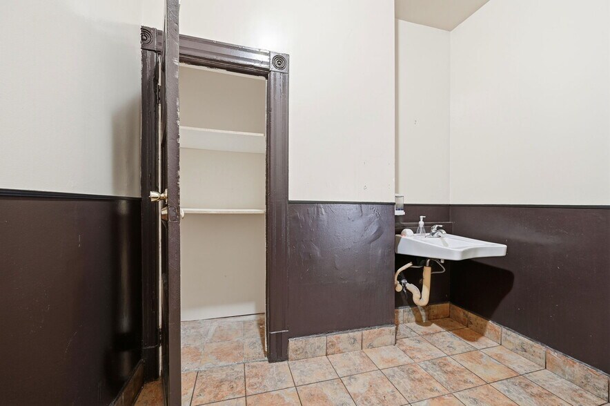 More Photos Of 1037 Valencia St, San Francisco General Retail For Lease