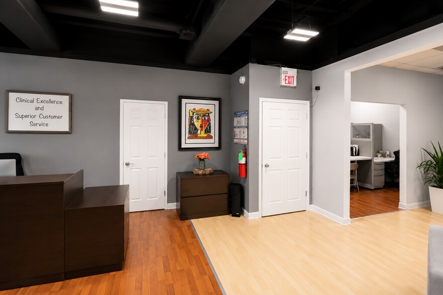 More Photos Of 935 N Plum Grove Rd, Schaumburg Office For Sale