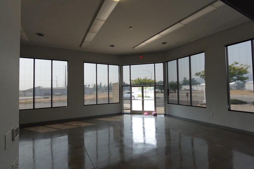 More Photos Of 6010-6012 E Trent Ave, Spokane Showroom For Lease
