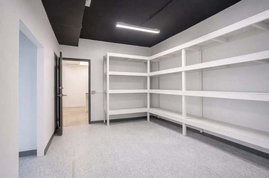 More Photos Of 837 Mannheim Rd, Bellwood Showroom For Sale