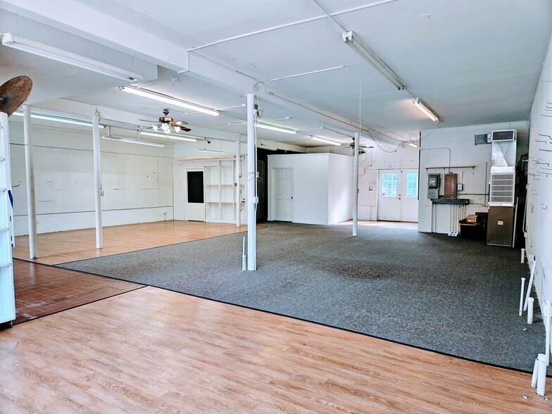 More Photos Of 11934 Centre St, Chester Freestanding For Lease