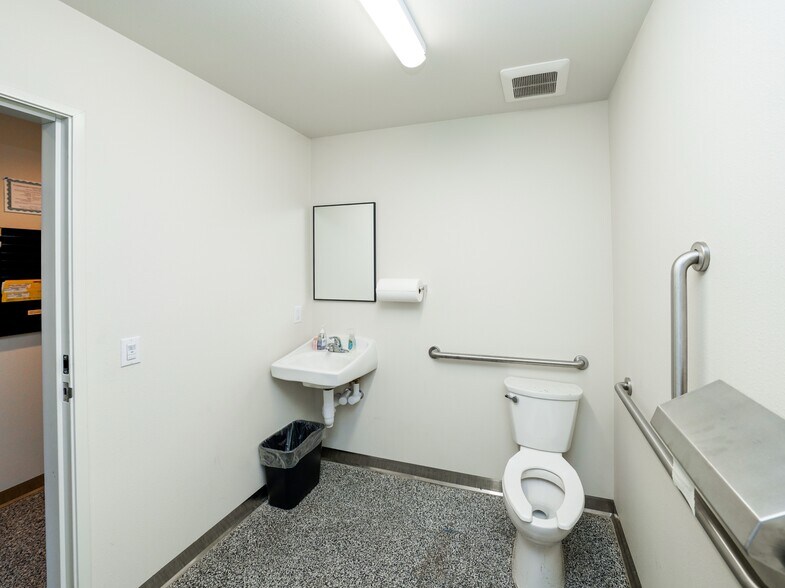 More Photos Of 2079 Deschutes Dr, Stayton Manufacturing For Lease