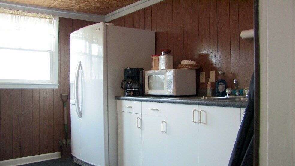 More Photos Of 1002 S Division St, Carterville Office For Sale