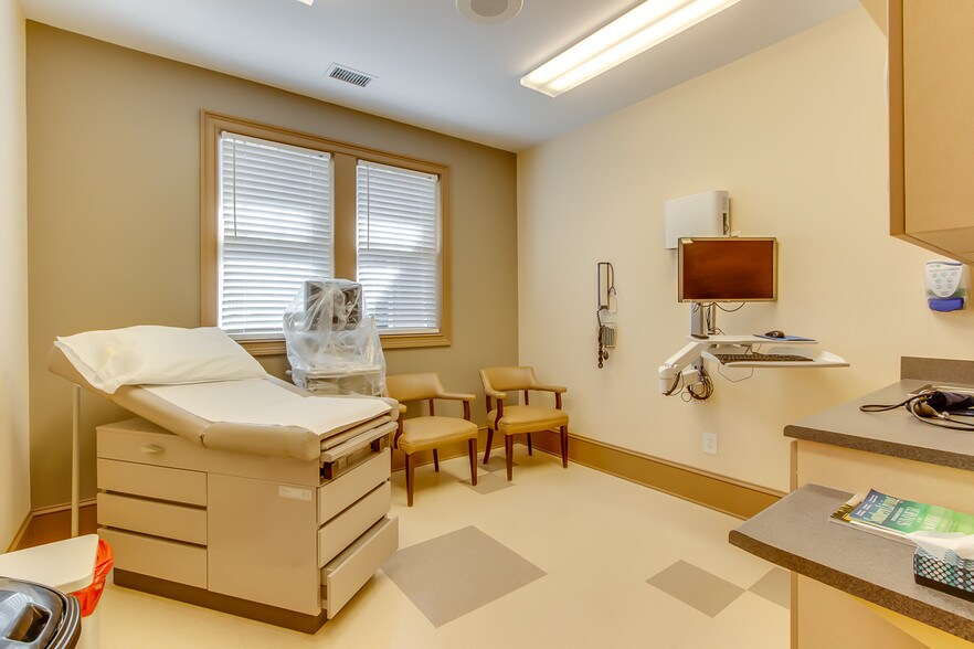 More Photos Of 135 Professional Park Dr, Seneca Healthcare For Lease