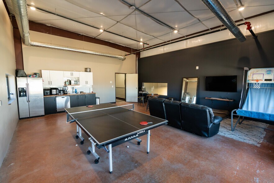 More Photos Of 3000 Airport Dr, Erie Light Manufacturing For Sale