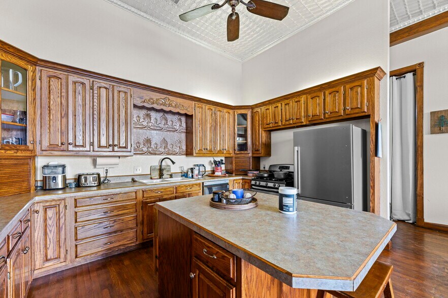 More Photos Of 415 W Madison Ave, Iola Restaurant For Sale
