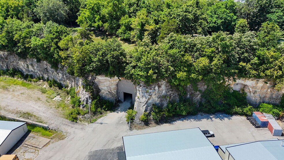 Primary Photo Of 20 Cave Industrial dr, Crystal City Industrial For Sale