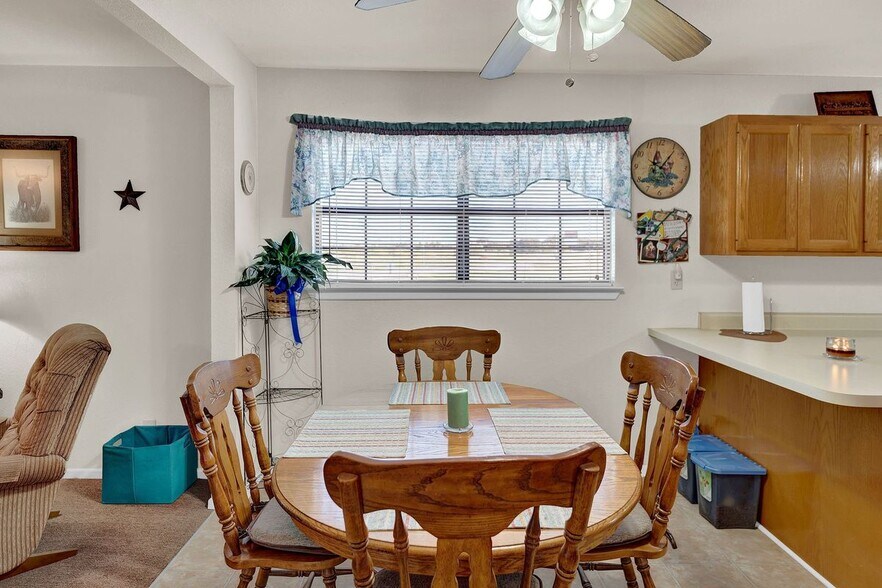 More Photos Of 389 Interstate 35 S, Devine Unknown For Lease