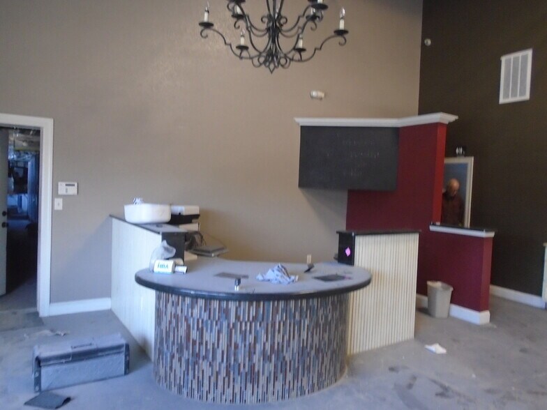 More Photos Of 1445 W Chestnut Expy, Springfield Warehouse For Lease