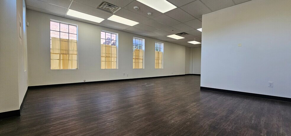 More Photos Of 3445 Highland Rd, Dallas Office For Sale