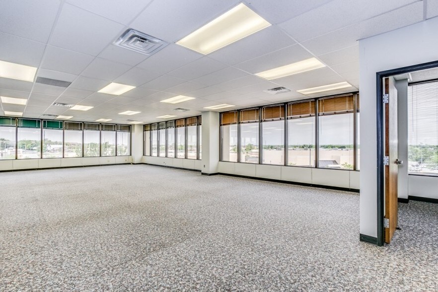 More Photos Of 2024 N Woodlawn St, Wichita Office For Lease