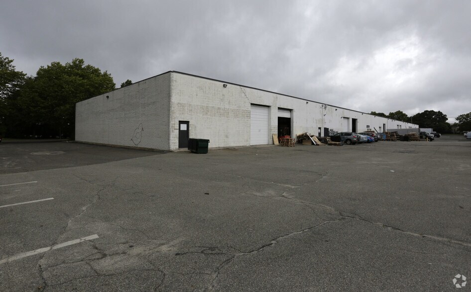 More Photos Of 1-21 Brandywine Dr, Deer Park Warehouse For Lease