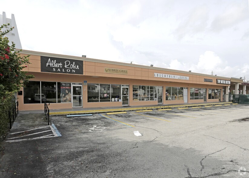 More Photos Of 2210-2220 NE 123rd St, Miami Restaurant For Lease