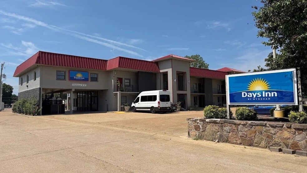 Primary Photo Of 2333 N Washington St, Forrest City Hotel For Sale