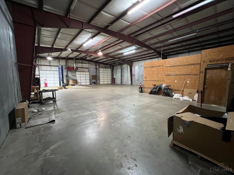 More Photos Of 885 Ohio Pike, Cincinnati Showroom For Lease