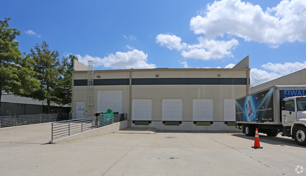 More Photos Of 16503 Air Center Blvd, Houston Unknown For Lease