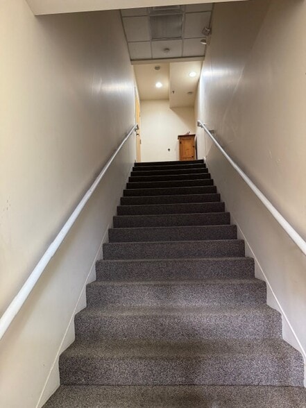 More Photos Of 45 Samworth Rd, Clifton Showroom For Lease