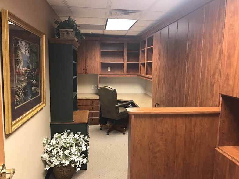 More Photos Of 415 Columbia St, Lafayette Office For Sale