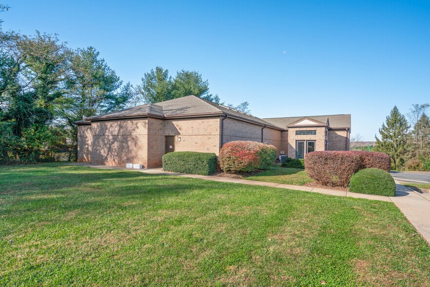 More Photos Of 555 Hospital Dr, Warrenton Office For Sale