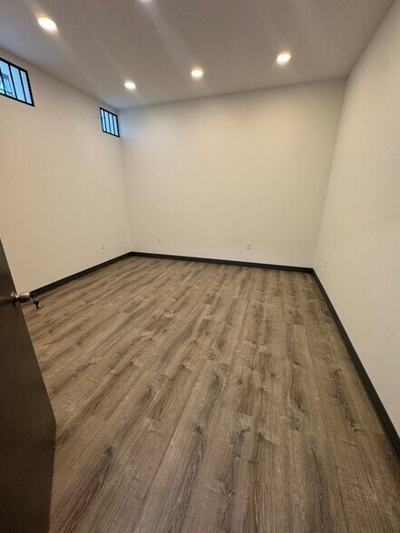 More Photos Of 124-128 Market St, Saddle Brook Warehouse For Lease
